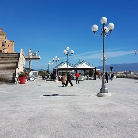 Frank House アパート カリアリ